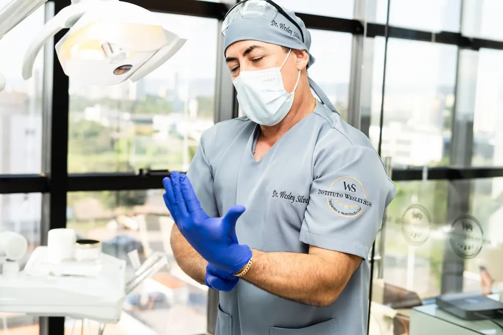 Dr. Wesley Silva preparando-se para atendimento