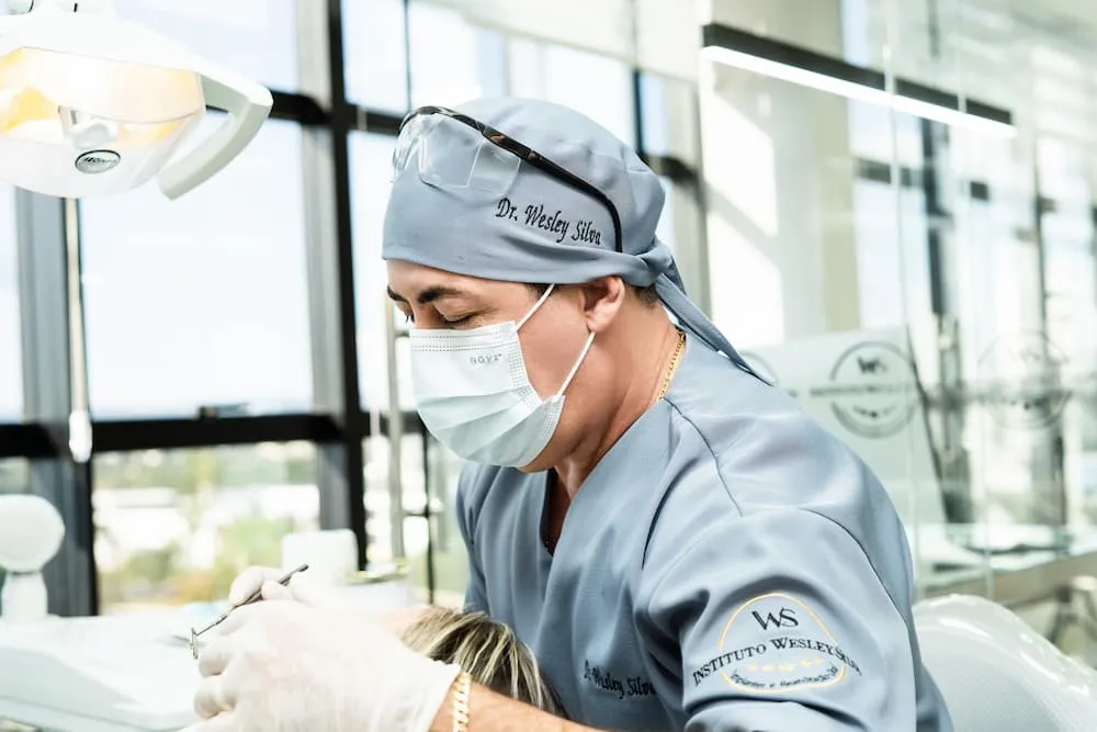 Procedimento odontológico com tecnologia avançada